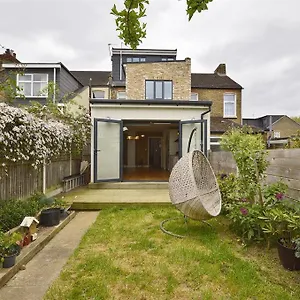 Contemporary 3 Bed House With Spacious Garden Close To Stratford & Canary Wharf London