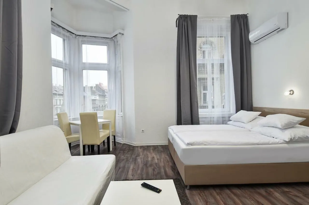 Heart Of Downtown Apartment Budapest 0*,